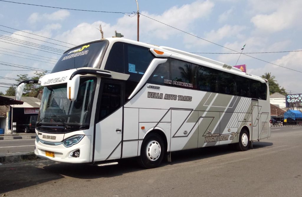 Sewa Big Bus kapasitas 50 penumpang di Jogja – Bis besar yang nyaman untuk perjalanan grup besar atau wisata di Yogyakarta