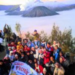 Kegiatan outing office dari Jogja ke Bromo, menikmati keindahan alam dan kebersamaan dalam perjalanan wisata yang berkesan.