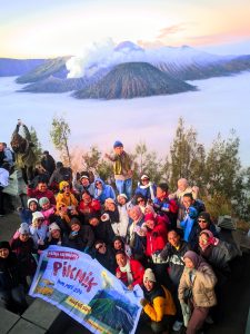 Kegiatan outing office dari Jogja ke Bromo, menikmati keindahan alam dan kebersamaan dalam perjalanan wisata yang berkesan.