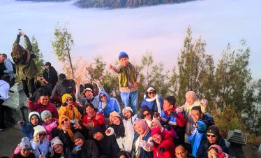 Kegiatan outing office dari Jogja ke Bromo, menikmati keindahan alam dan kebersamaan dalam perjalanan wisata yang berkesan.
