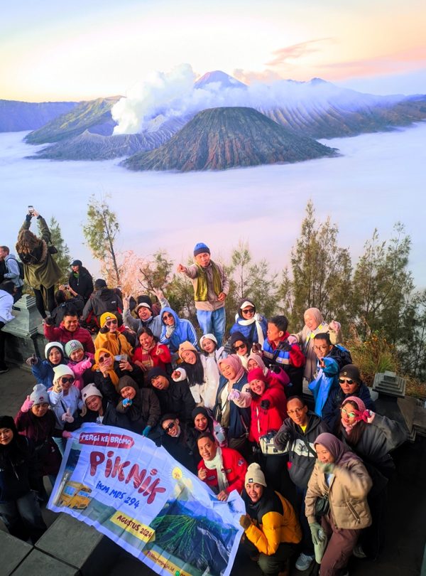 Outing Office Jogja ke Bromo - Perjalanan Seru Antar Pegunungan | Wisata Jogja Kegiatan outing office dari Jogja ke Bromo, menikmati keindahan alam dan kebersamaan dalam perjalanan wisata yang berkesan.