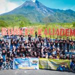 Family Gathering Java Medianet Teknologi - Foto Bersama di Bunker Kaliadem Merapi Sleman Yogyakarta | Paket Wisata Jogja Foto bersama peserta Family Gathering Java Medianet Teknologi di Bunker Kaliadem Merapi Sleman Yogyakarta, salah satu destinasi wisata Jogja yang menakjubkan.