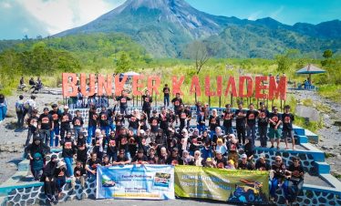 Foto bersama peserta Family Gathering Java Medianet Teknologi di Bunker Kaliadem Merapi Sleman Yogyakarta, salah satu destinasi wisata Jogja yang menakjubkan.