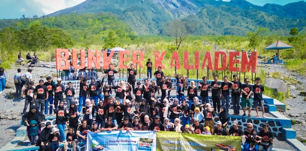 Foto bersama peserta Family Gathering Java Medianet Teknologi di Bunker Kaliadem Merapi Sleman Yogyakarta, salah satu destinasi wisata Jogja yang menakjubkan.