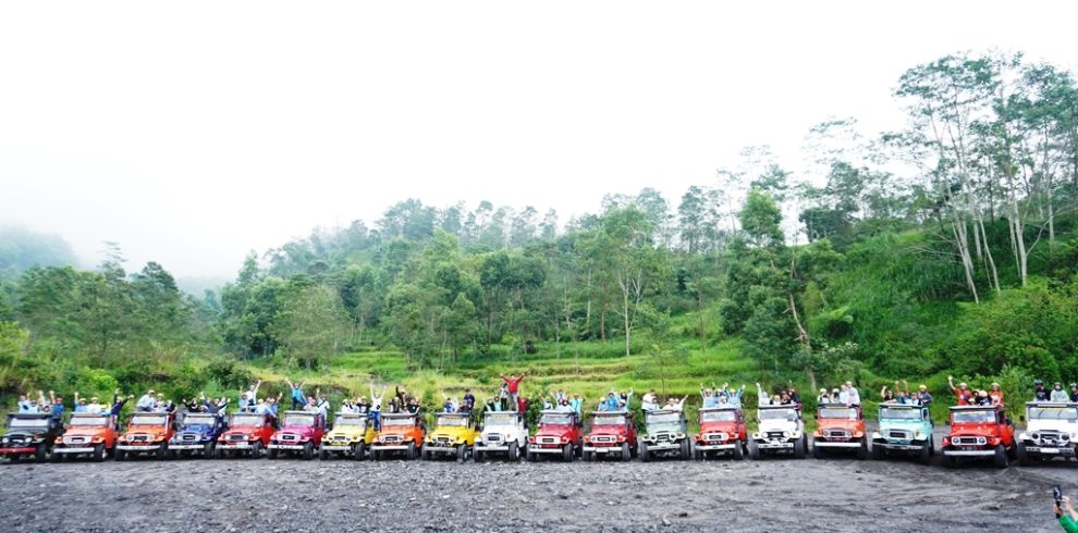 Peserta family gathering perusahaan PGM menikmati serunya Merapi Jeep Tour di Yogyakarta bersama @liburanjogja.id / liburanjogja.net