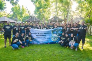 Peserta outing MTF Mandiri berfoto bersama sesaat setelah transit dan menikmati sarapan di Taman Luku Resto, memulai perjalanan wisata Jogja dengan penuh semangat.