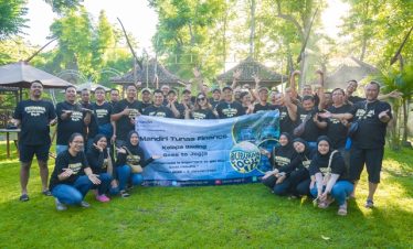 Peserta outing MTF Mandiri berfoto bersama sesaat setelah transit dan menikmati sarapan di Taman Luku Resto, memulai perjalanan wisata Jogja dengan penuh semangat.