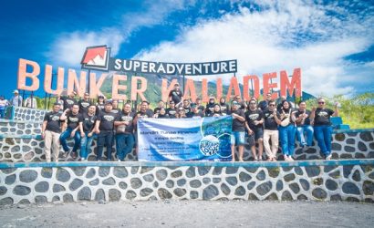 Peserta outing MTF Kelapa Gading berfoto di Bunker Kaliadem, salah satu destinasi wisata Merapi Jeep Tour yang menantang dan menyajikan pemandangan alam luar biasa di Jogja.