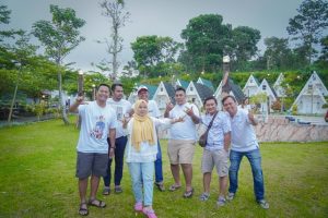 Free Time Santai di Halaman Resort Dkaliurang Pilihan Rekomendasi dari Crew Liburan Jogja ID | Paket Wisata Jogja Waktu santai di halaman resort Dkaliurang, salah satu pilihan rekomendasi dari crew Liburan Jogja ID untuk liburan Jogja yang damai dan menyegarkan.
