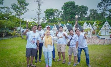 Free Time Santai di Halaman Resort Dkaliurang Pilihan Rekomendasi dari Crew Liburan Jogja ID | Paket Wisata Jogja Waktu santai di halaman resort Dkaliurang, salah satu pilihan rekomendasi dari crew Liburan Jogja ID untuk liburan Jogja yang damai dan menyegarkan.