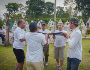 Kegiatan fun games outbond yang seru dan penuh tantangan, dirancang untuk meningkatkan kerja sama tim dalam suasana liburan Jogja yang menyenangkan.