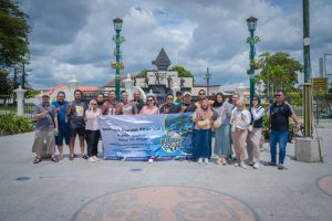 Foto bersama peserta outing MTF Mandiri Utama Finance di 0 KM Jogja, destinasi populer untuk liburan Jogja.