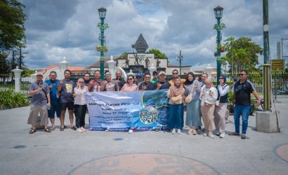 Foto bersama peserta outing MTF Mandiri Utama Finance di 0 KM Jogja, destinasi populer untuk liburan Jogja.