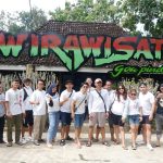Peserta privat trip berfoto bersama sebelum memulai petualangan cave tubing di Pindul, start point Wirawisata, bagian dari pengalaman wisata Jogja yang seru dan menantang.