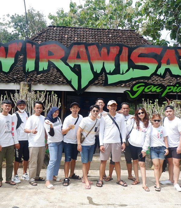 Berfoto Sebelum Cave Tubing di Pindul Start Point Wirawisata - Privat Trip | Paket Wisata Jogja Peserta privat trip berfoto bersama sebelum memulai petualangan cave tubing di Pindul, start point Wirawisata, bagian dari pengalaman wisata Jogja yang seru dan menantang.