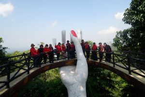 Para peserta Studi Tiru Penanganan Stunting TP PKK Kabupaten Sanggau berfoto bersama di salah satu spot ikonik The Lost World Park. Destinasi ini menawarkan kombinasi edukasi, sejarah, dan keindahan alam khas wisata Jogja yang mengesankan.