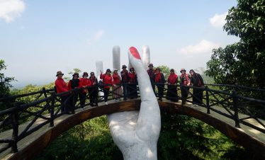 Para peserta Studi Tiru Penanganan Stunting TP PKK Kabupaten Sanggau berfoto bersama di salah satu spot ikonik The Lost World Park. Destinasi ini menawarkan kombinasi edukasi, sejarah, dan keindahan alam khas wisata Jogja yang mengesankan.