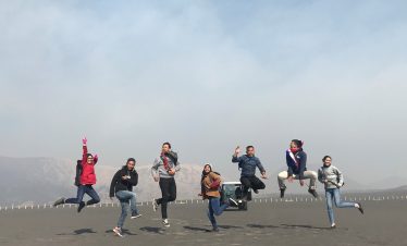 Menikmati pemandangan luar biasa di luar Pasir Bromo selama privat trip, pengalaman liburan dari Jogja ke Bromo yang tak terlupakan.