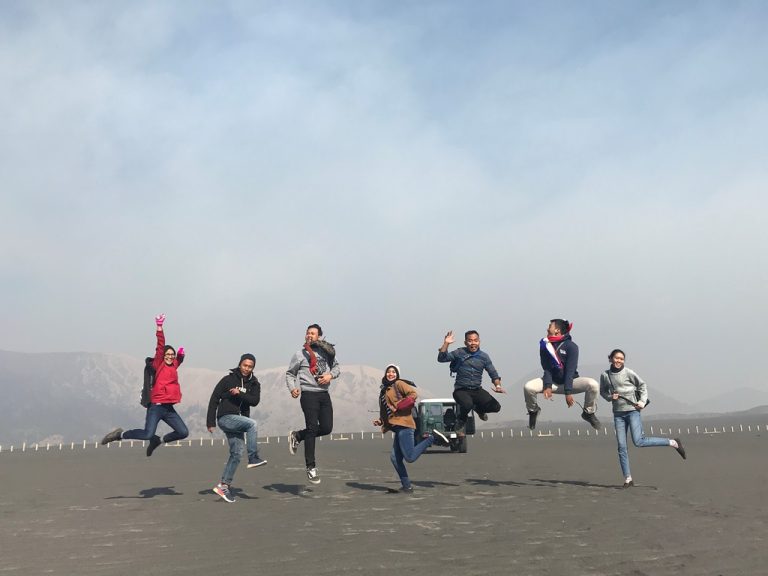 Menikmati pemandangan luar biasa di luar Pasir Bromo selama privat trip, pengalaman liburan dari Jogja ke Bromo yang tak terlupakan.
