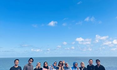 Foto di Pantai Selatan Gunungkidul Yogyakarta - Rombongan Privat Trip | Paket Wisata Jogja Rombongan privat trip menikmati pemandangan indah di Pantai Selatan Gunungkidul Yogyakarta, destinasi populer untuk liburan Jogja.