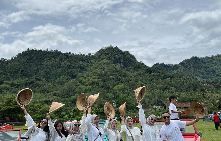 VW Tour Borobudur Magelang - Charshaft Hijab | Liburan Jogja Peserta VW Tour Borobudur Magelang mengenakan charshaft hijab, menikmati wisata Jogja yang menyenangkan.