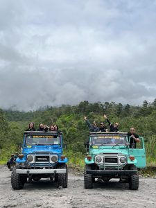 Privat Trip Jeep Merapi Tour | Wisata Jogja Peserta privat trip menikmati petualangan Jeep Merapi Tour, menjelajahi keindahan alam Gunung Merapi di Jogja.