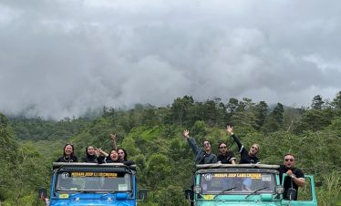 Peserta privat trip menikmati petualangan Jeep Merapi Tour, menjelajahi keindahan alam Gunung Merapi di Jogja.