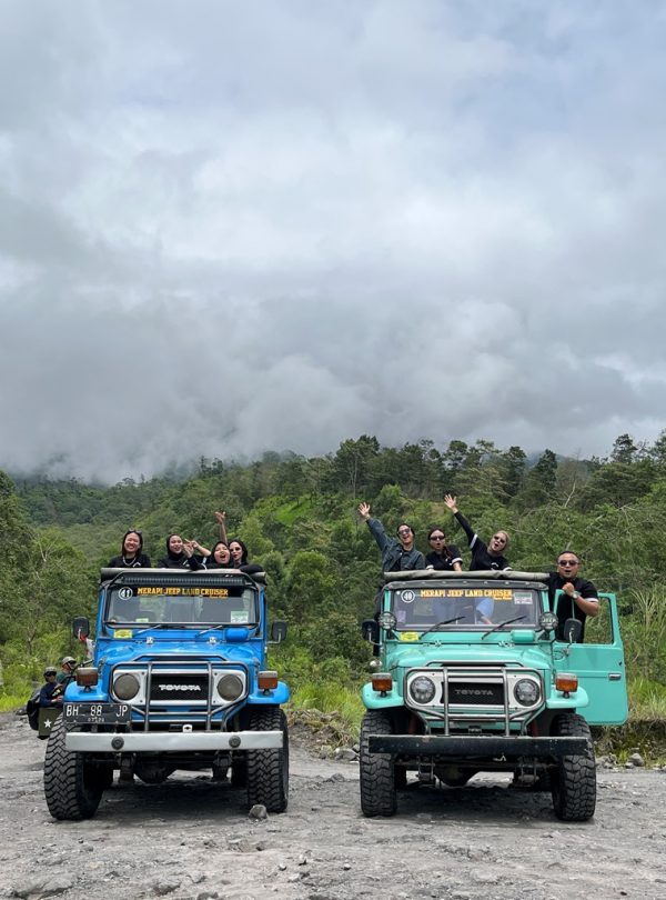 Peserta privat trip menikmati petualangan Jeep Merapi Tour, menjelajahi keindahan alam Gunung Merapi di Jogja.