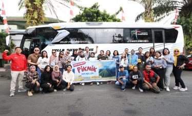 Momen kebersamaan peserta IKM MDS JCM berfoto sebelum memulai perjalanan seru ke Bromo, bagian dari pengalaman wisata Jogja yang tak terlupakan.