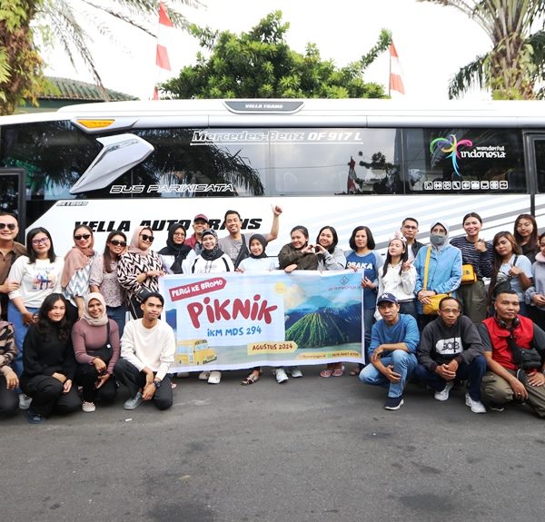 Momen kebersamaan peserta IKM MDS JCM berfoto sebelum memulai perjalanan seru ke Bromo, bagian dari pengalaman wisata Jogja yang tak terlupakan.