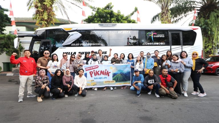 Foto Sebelum Berangkat ke Bromo - IKM MDS JCM | Wisata Jogja Momen kebersamaan peserta IKM MDS JCM berfoto sebelum memulai perjalanan seru ke Bromo, bagian dari pengalaman wisata Jogja yang tak terlupakan.