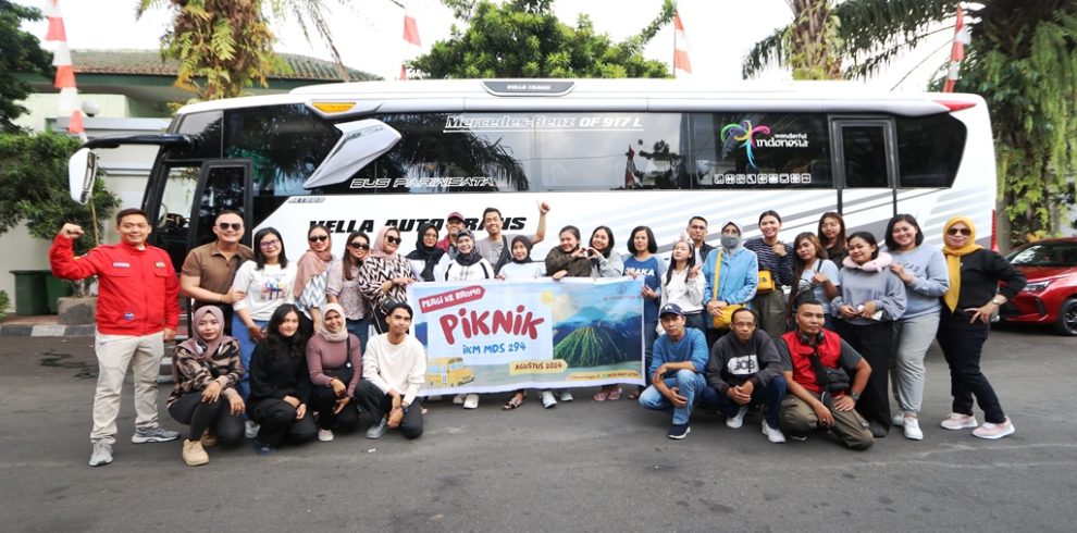 Momen kebersamaan peserta IKM MDS JCM berfoto sebelum memulai perjalanan seru ke Bromo, bagian dari pengalaman wisata Jogja yang tak terlupakan.