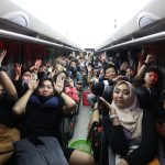 Keluarga besar menikmati momen santai dan penuh tawa di dalam bus selama Family Gathering, menyambut perjalanan seru menuju destinasi wisata Jogja yang memikat. Suasana hangat dan kebersamaan terasa di setiap detik perjalanan ini.