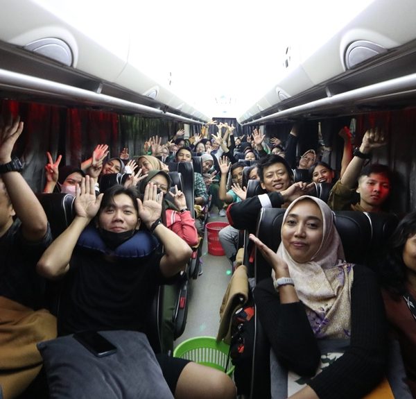 Keluarga besar menikmati momen santai dan penuh tawa di dalam bus selama Family Gathering, menyambut perjalanan seru menuju destinasi wisata Jogja yang memikat. Suasana hangat dan kebersamaan terasa di setiap detik perjalanan ini.