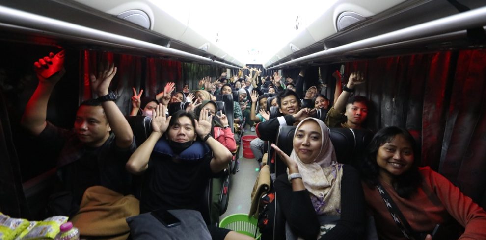 Momen Santai di Dalam Bus Family Gathering - Perjalanan Seru Menuju Liburan Jogja Keluarga besar menikmati momen santai dan penuh tawa di dalam bus selama Family Gathering, menyambut perjalanan seru menuju destinasi wisata Jogja yang memikat. Suasana hangat dan kebersamaan terasa di setiap detik perjalanan ini.