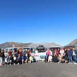 Keluarga besar Matahari Depastemen Store Jogja City Mall menikmati momen seru di Pasir Berbisik, Bromo, dalam outing office Bromo yang penuh kenangan.