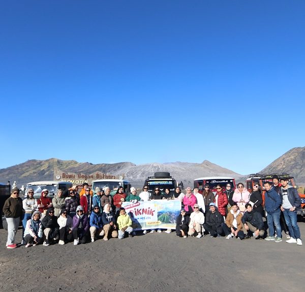 Keluarga besar Matahari Depastemen Store Jogja City Mall menikmati momen seru di Pasir Berbisik, Bromo, dalam outing office Bromo yang penuh kenangan.